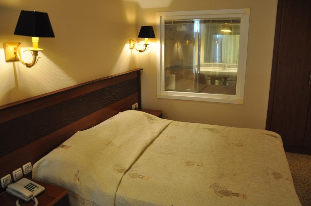 Grand Nicea Hotel Ιζνίκ Δωμάτιο φωτογραφία